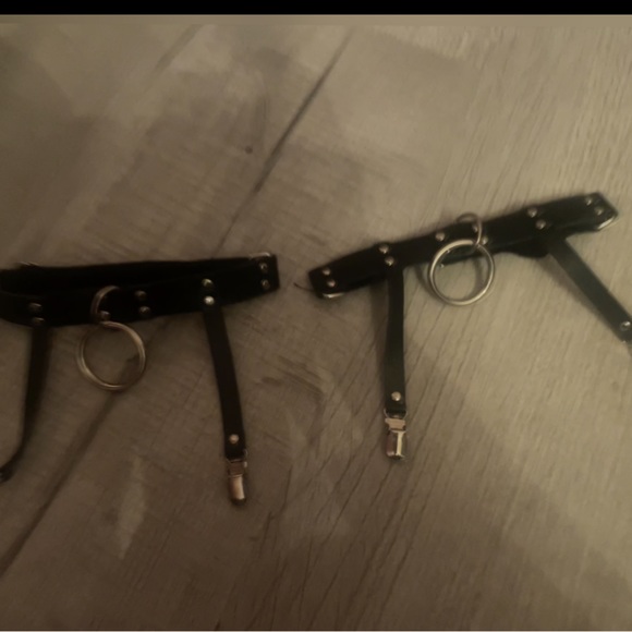 Black Thigh Garters With Circle Attached Good Quality Barely Worn From Hot Topic - Picture 2 of 3